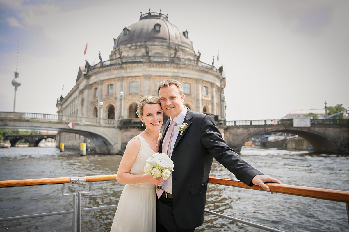 Hochzeitsfoto an der Museumsinsel in Berlin-Mitte © Hochzeitsfotograf Berlin hochzeitslicht