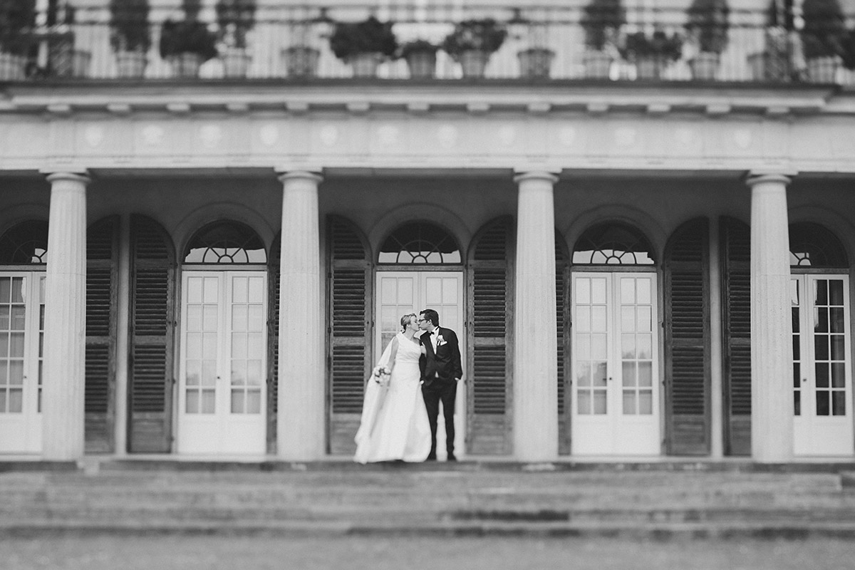 Brautpaarfoto bei Schlosshochzeit auf Schloss Herzfelde © Hochzeitsfotograf Berlin hochzeitslicht
