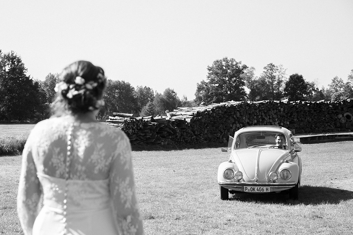 Hochzeitsreportage mit hellblauem vintage VW-Käfer bei Hochzeit im Spreewald aufgenommen von professioneller Hochzeitsfotografin © Hochzeitsfotograf Berlin www.hochzeitslicht.de