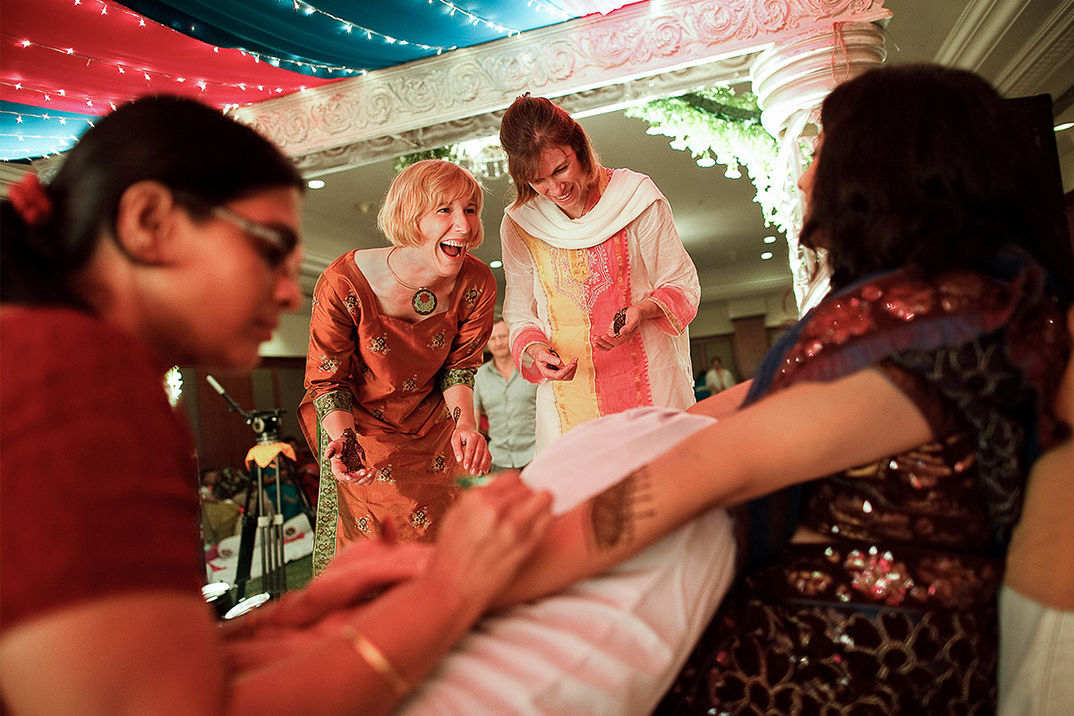 Arme der Braut werden für indische Hochzeit mit Henna bemalt © Hochzeitsfotograf Berlin hochzeitslicht