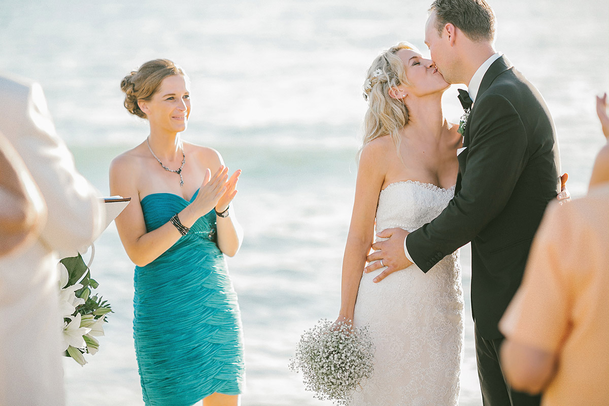 Kuss während der Trauung am Meer bzw. Strand bei maritimer Hochzeit auf Mallorca © Hochzeitsfotograf Berlin hochzeitslicht