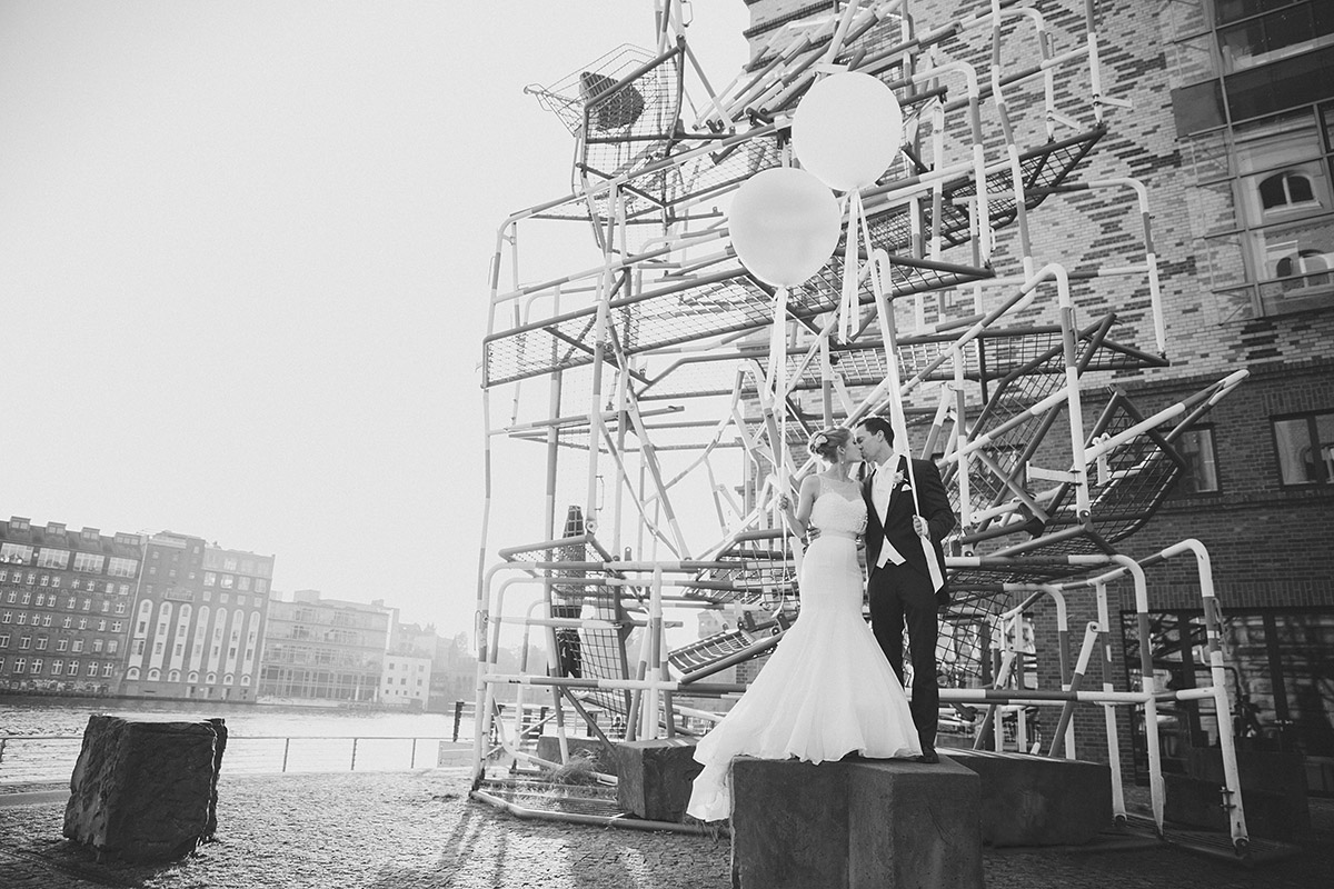 Brautpaarfotos zur Hochzeit im Spreespeicher Berlin mit Riesenluftballons von Princess Dreams © Hochzeitsfotograf Berlin www.hochzeitslicht.de