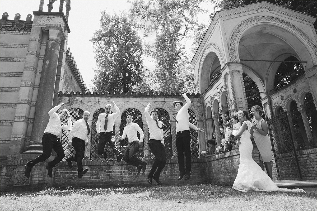 Gruppenfoto bei Hochzeit von Hochzeitsgesellschaft im Schloss Glienicke Restaurant Remise aufgenommen von Hochzeitsfotograf Berlin © Hochzeit Berlin www.hochzeitslicht.de