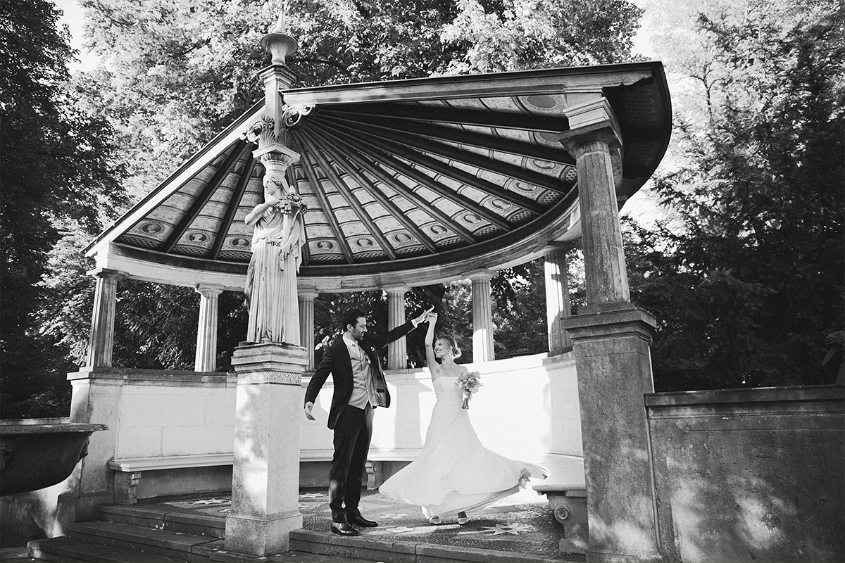 Natürliches Brautpaarfoto im Park des Schloss Glienicke aufgenommen von professionellem Hochzeitsfotograf © Hochzeitsfotograf Berlin www.hochzeitslicht.de