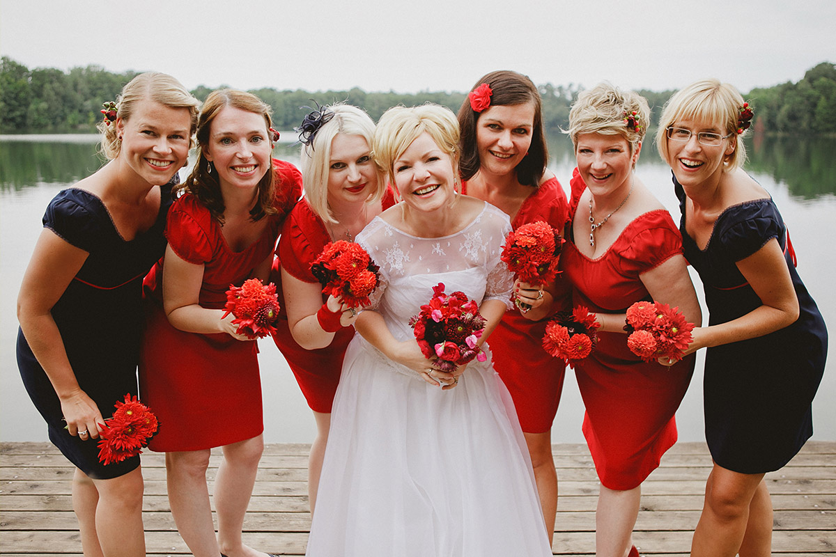 Gruppenfoto der Braut mit Brautjungfern am See aufgenommen von Hochzeitsfotograf auf Schloss und Gut Liebenberg © Hochzeitsfotograf Berlin hochzeitslicht