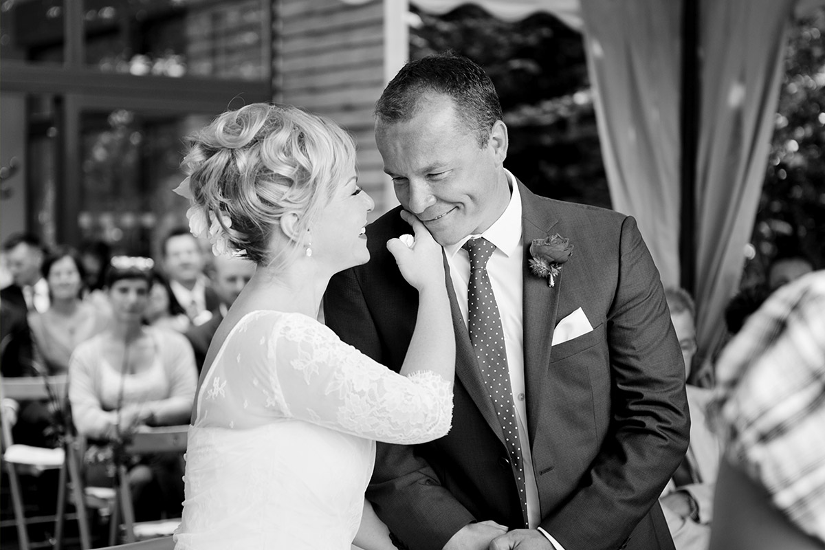 Hochzeitsfoto von Braut und Bräutigam bei standesamtlicher Trauung im Seepavillon von Schloss und Gut Liebenberg © Hochzeitsfotograf Berlin hochzeitslicht