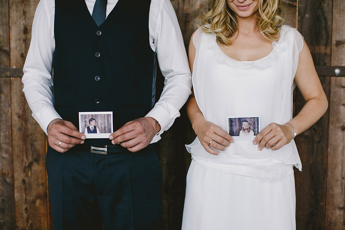 Polaroid-Hochzeitsfotos als Accessoire für kreative Hochzeitsfotos im Kultur-Gut Wrechen bei Berlin © Hochzeitsfotograf Berlin hochzeitslicht
