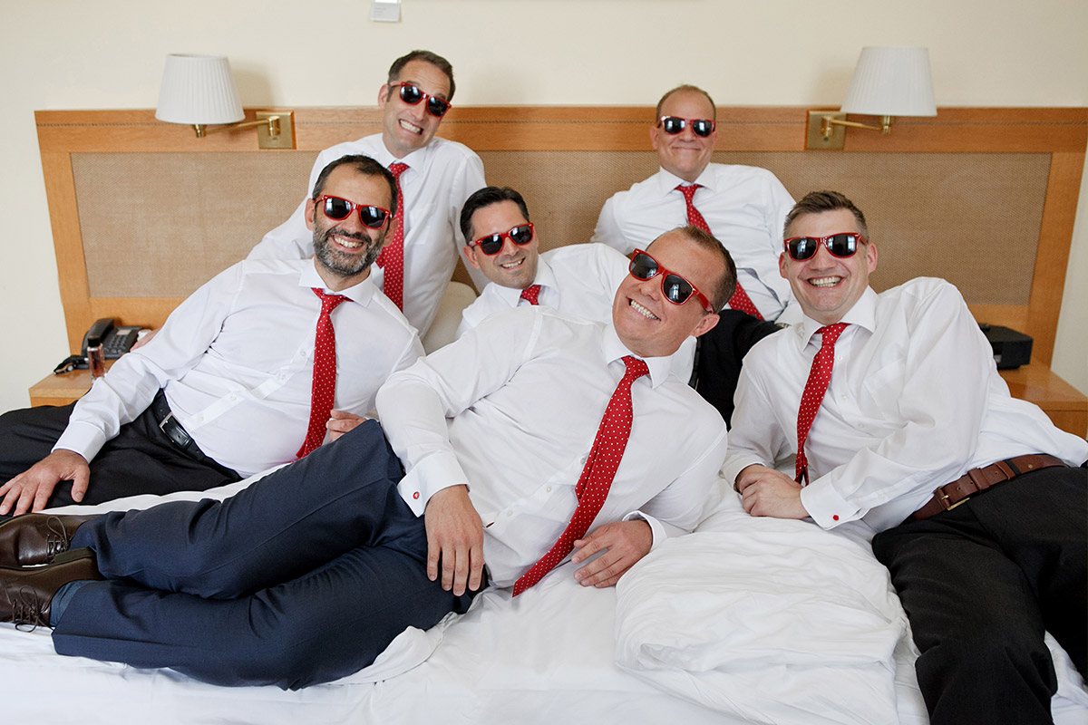 Best Men mit roten Krawatten und roten Sonnenbrillen vor Schloss Liebenberg Hochzeit, Brandenburg © Hochzeitsfotograf Berlin hochzeitslicht
