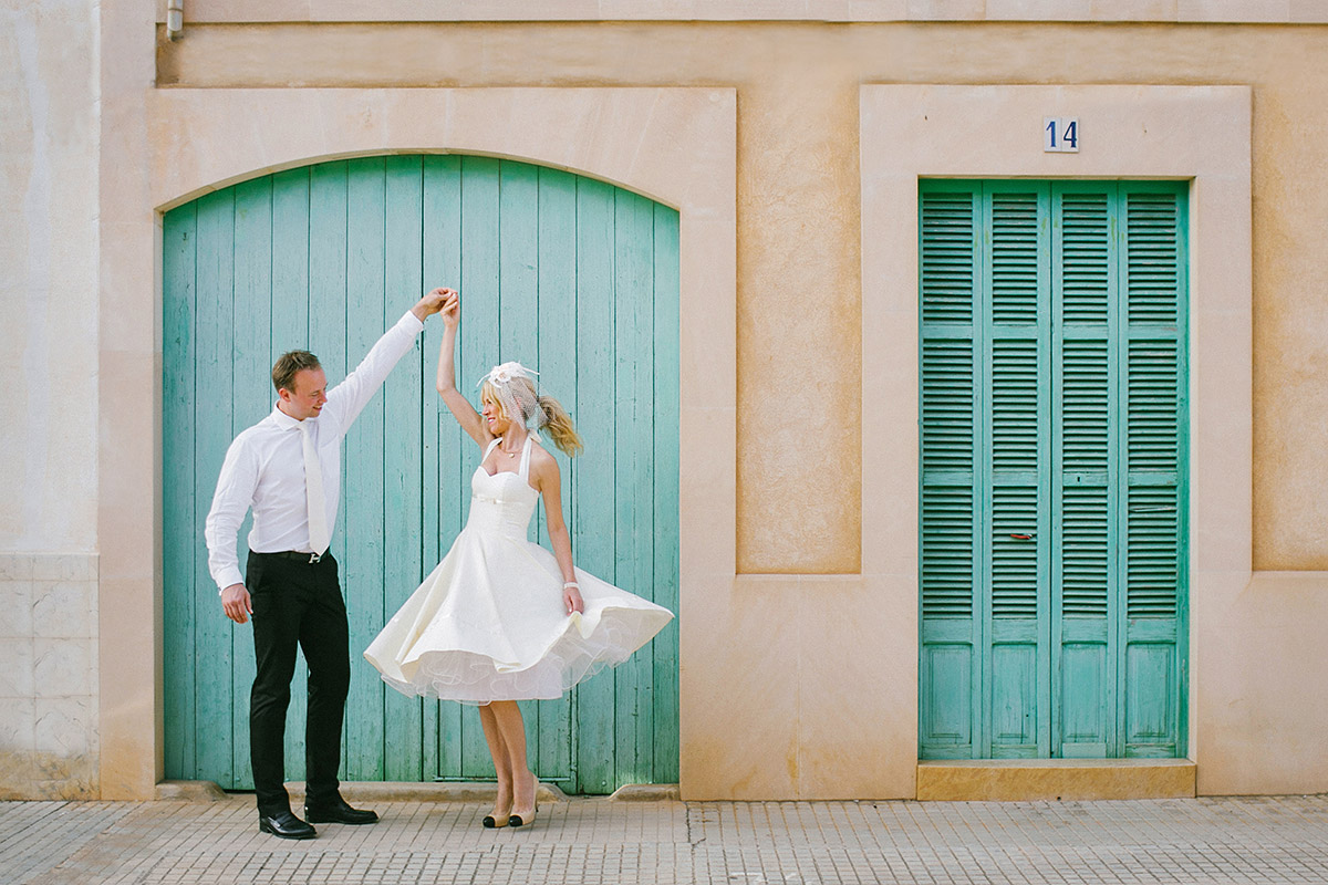 Brautpaarfoto bei After-Wedding-Fotoshooting auf Mallorca vor mediterraner Hausfassade © Hochzeitsfotograf Berlin hochzeitslicht