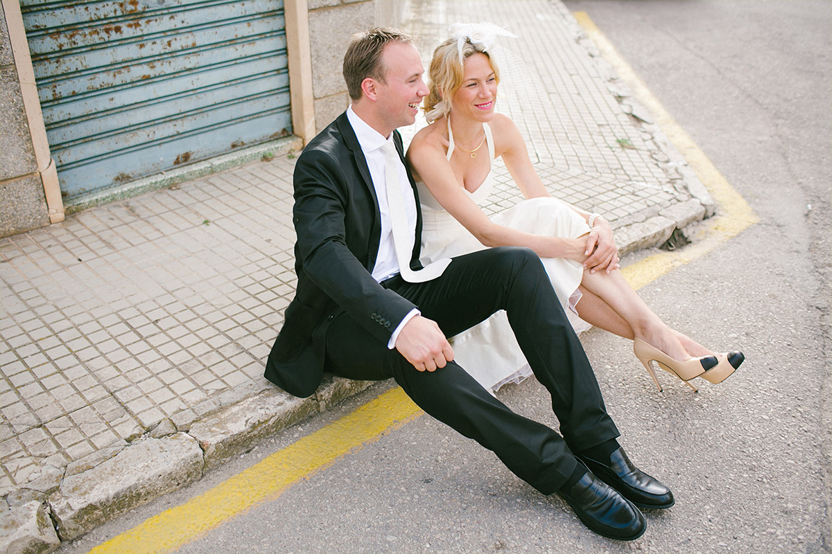 Brautpaarfoto an Straßenecke bei Hochzeits-Fotoshooting auf Mallorca mit Hochzeitsfotografin Berlin © Hochzeitsfotograf Berlin hochzeitslicht