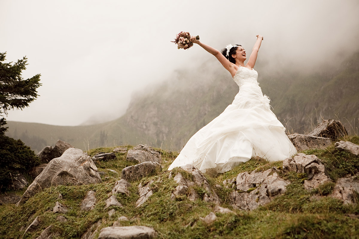 Hochzeitsfoto von Braut aufgenommen von hochzeitslicht Hochzeitsfotografin in den Bergen der Appenzeller Alpen bei St. Gallen Hochzeit in der Schweiz © Hochzeitsfotograf Berlin www.hochzeitslicht.de
