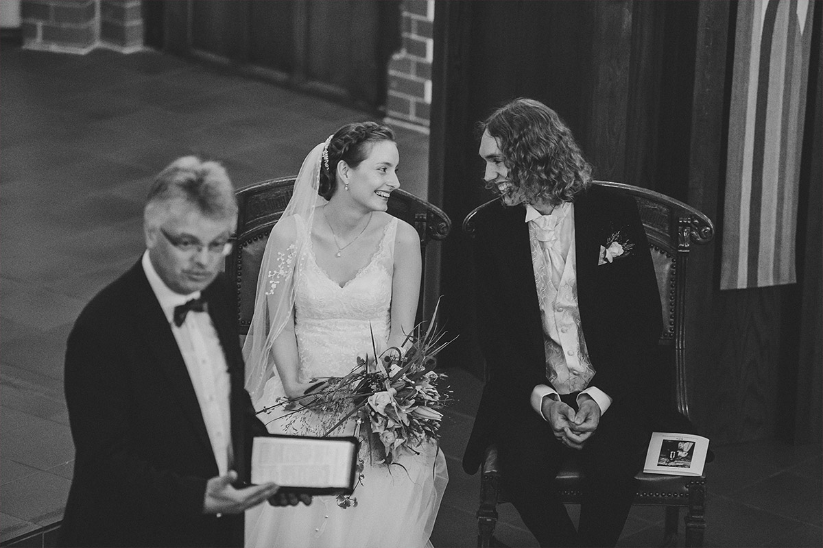 authentisches Hochzeitsreportage-Foto bei kirchlicher Trauung in der Pauluskirche in Berlin-Zehlendorf © Hochzeit Berlin www.hochzeitslicht.de authentisches Hochzeitsreportage-Foto bei kirchlicher Trauung in der Pauluskirche in Berlin-Zehlendorf © Hochzeit Berlin www.hochzeitslicht.de
