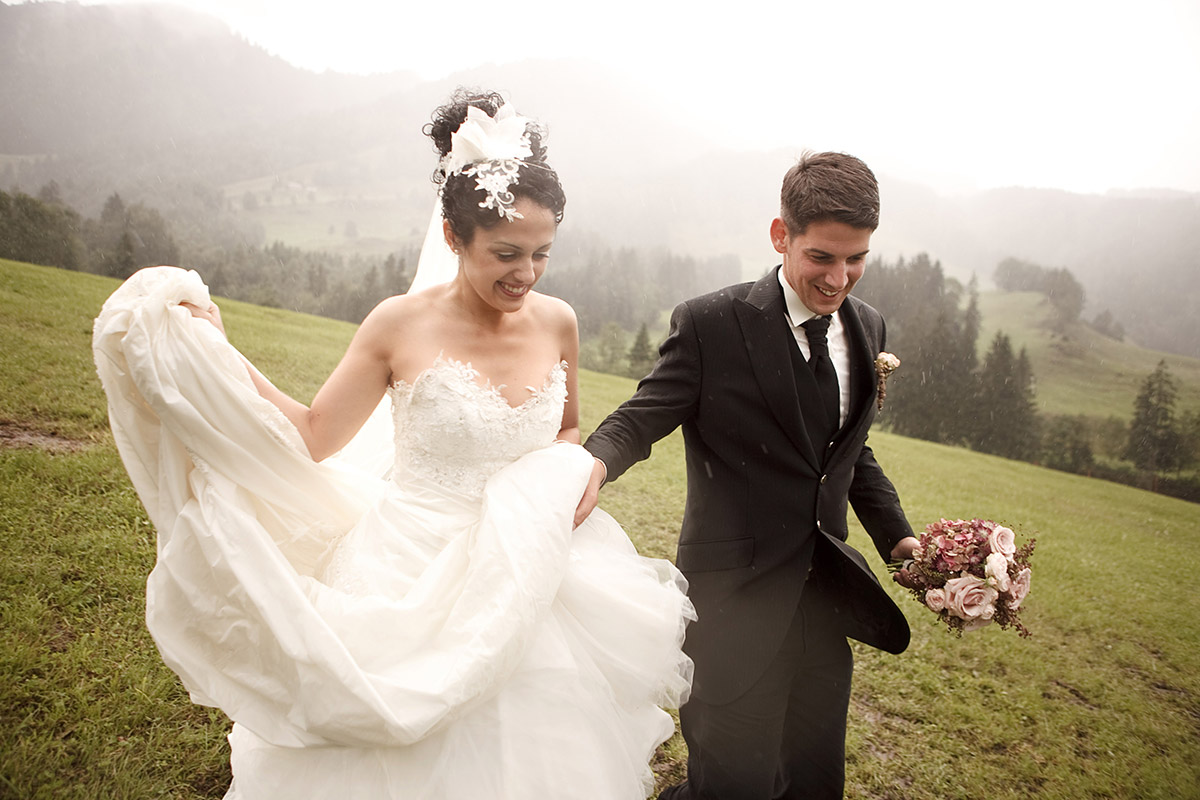 Hochzeitsfotografie von Brautpaar bei Hochzeits-Fotoshooting in den Bergen Appenzeller Alpen St. Gallen Schweiz © Hochzeitsfotograf Berlin www.hochzeitslicht.de