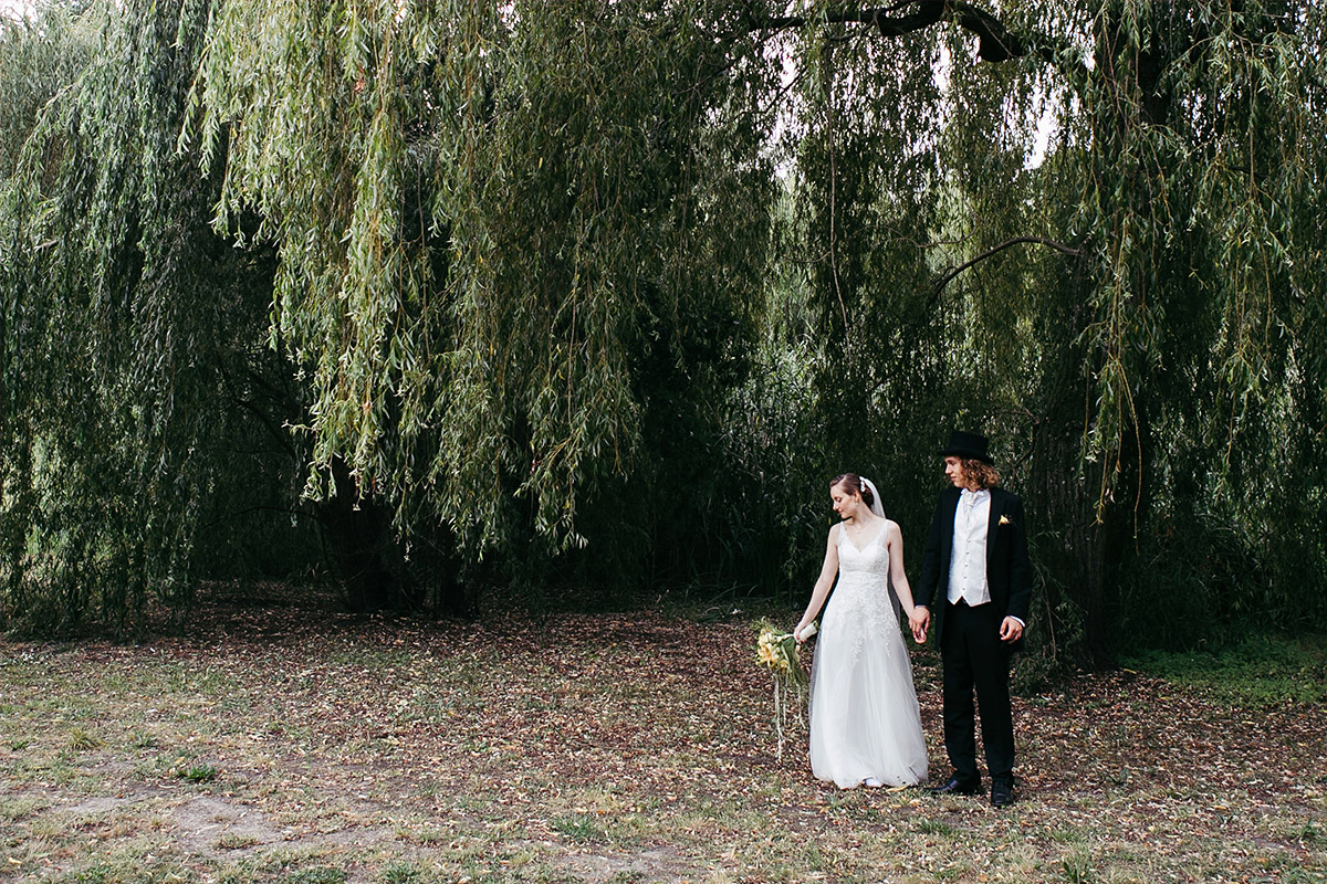 Hochzeitsfotos im Vintage-Stil von Brautpaar vor Trauerweide im Dreipfuhlpark bei Casa Carlotta Hochzeit in Berlin-Zehlendorf © Hochzeit Berlin www.hochzeitslicht.de Hochzeitsfotos im Vintage-Stil von Brautpaar vor Trauerweide im Dreipfuhlpark bei Casa Carlotta Hochzeit in Berlin-Zehlendorf © Hochzeit Berlin www.hochzeitslicht.de