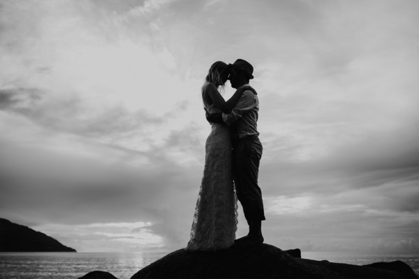 stimmungsvolles Brautpaarfoto in SchwarzWeiß Strandhochzeit